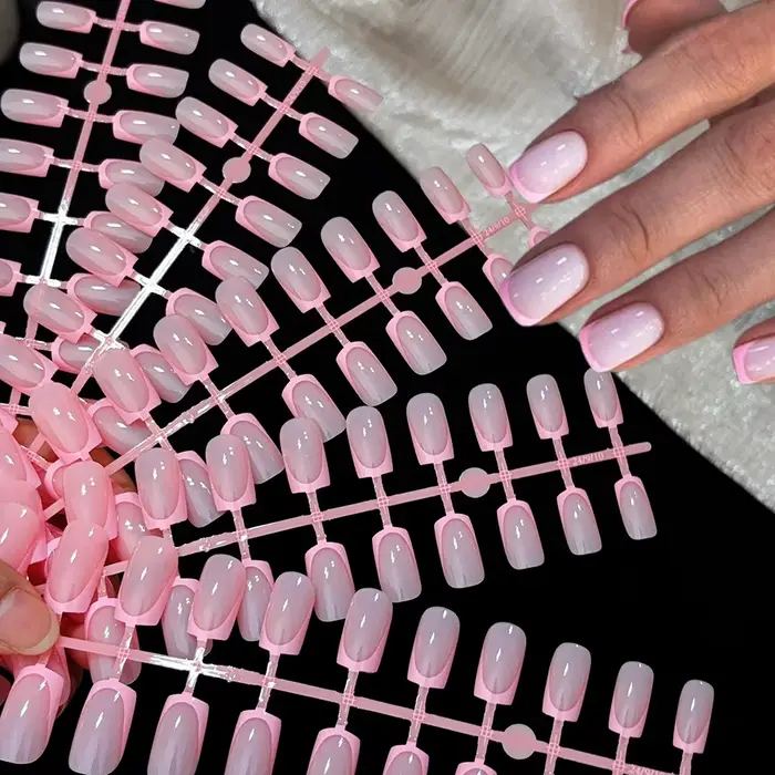 120 faux ongles simples et colorés à bordure française
