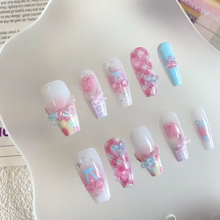 Nail art en forme de cercueil fait à la main, beaux faux ongles, art d'ongle ludique rose blanc bleu