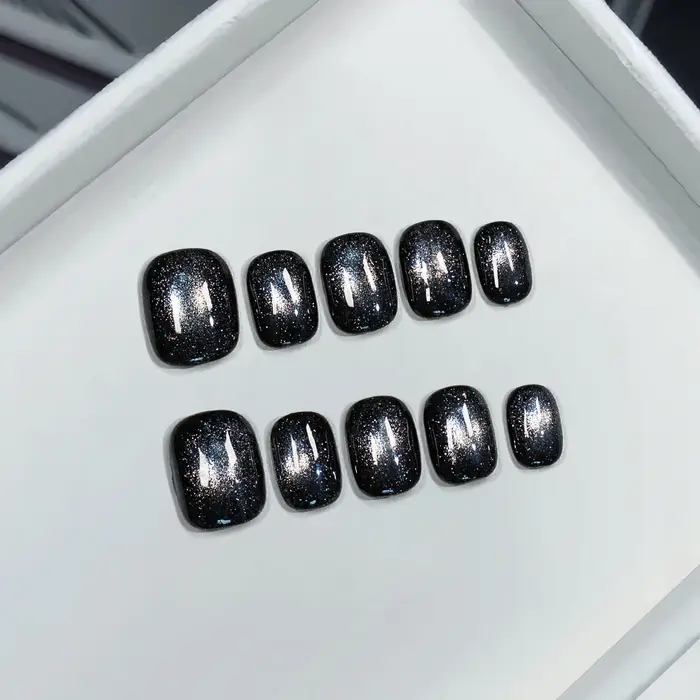 Faux ongles courts faits à la main