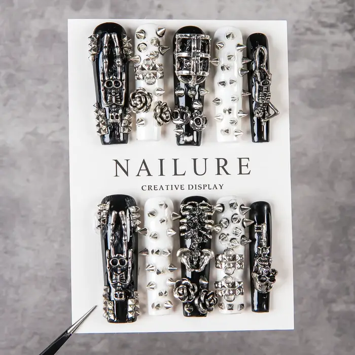 Faux ongles à presser extra longs, forme cercueil, noir et blanc, avec clous 3D en métal, motif sque