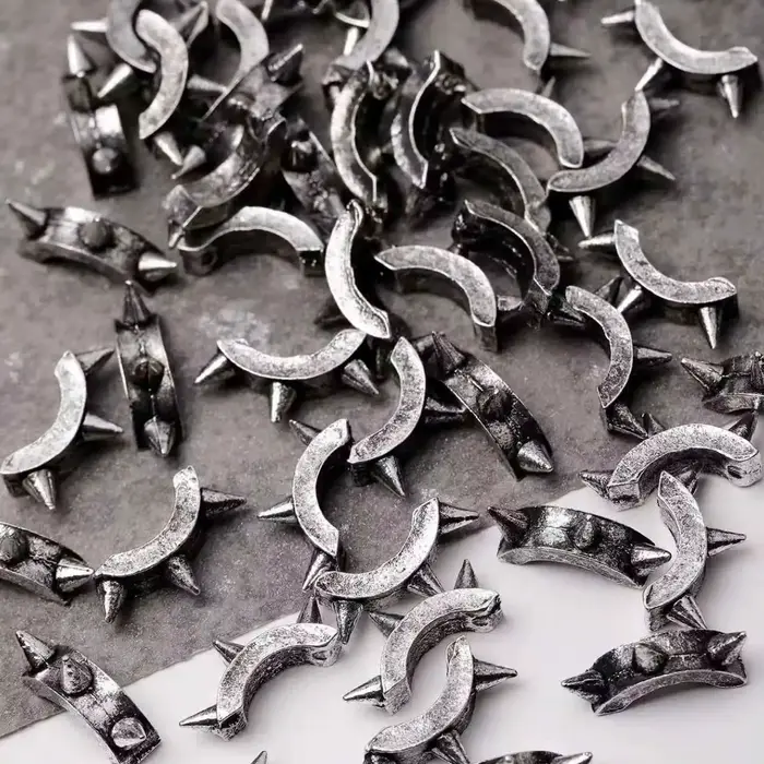 30 pièces nouveau foncé et Cool Y2K Punk Style métal lourd rétro Rivet alliage Nail Art accessoires avec breloque Design artistique