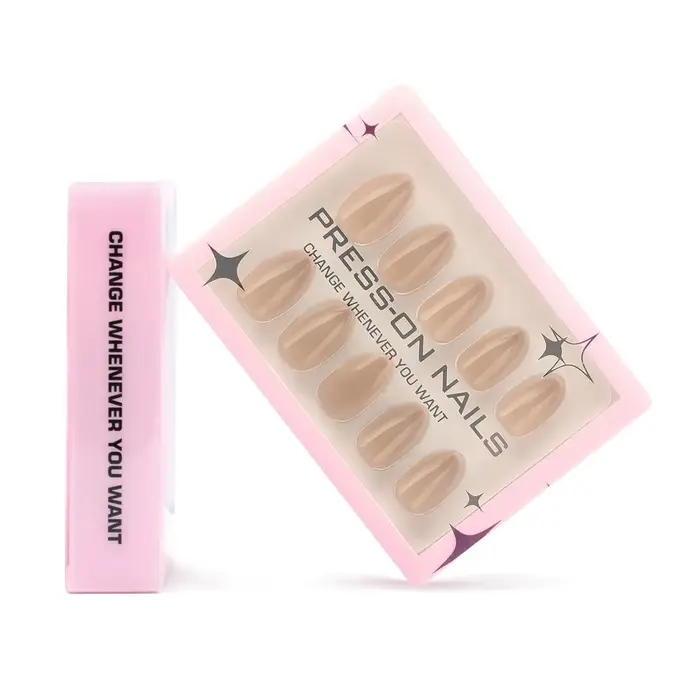 Faux ongles longs en amande pour manucure