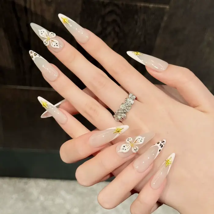 Presse à la main sur les ongles amande faux