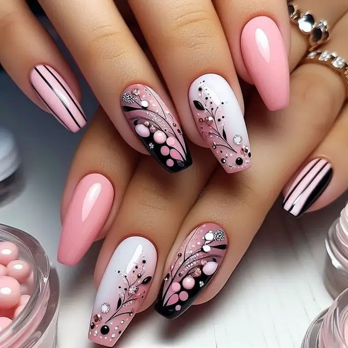 Un ensemble complet de 24 faux ongles longs de ballet conçus avec des morceaux d'ongles roses et des motifs de fleurs