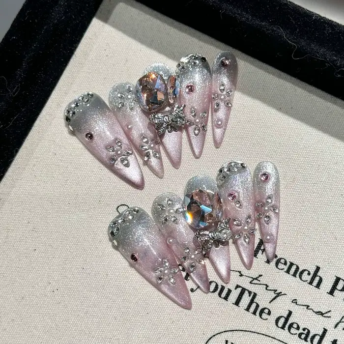 Presse à la main sur les ongles brillant rose oeil de chat faux