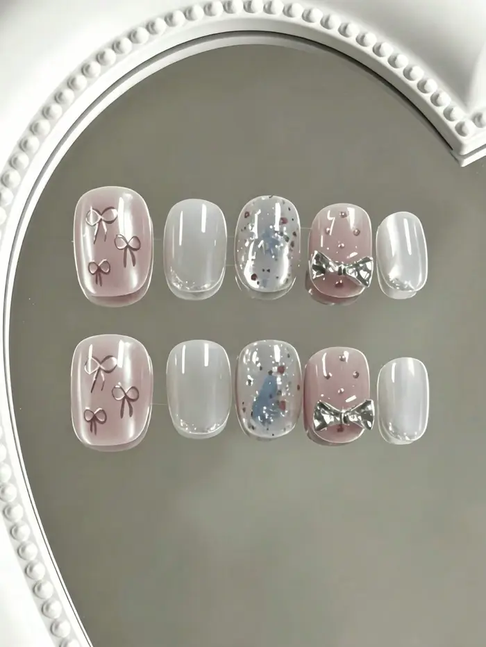 10 faux ongles carrés courts, dans une palette de couleurs rose nude délicat et blanc laiteux, avec 