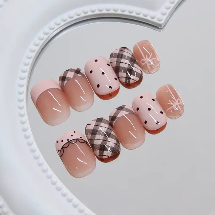 24 faux ongles courts carrés roses avec colle
