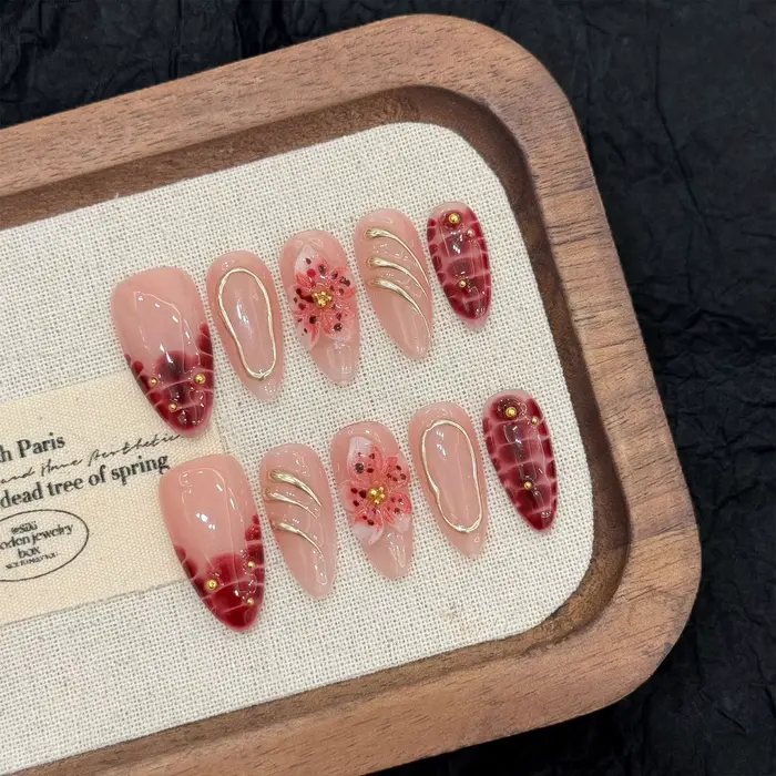 Presse à la main sur les ongles amande faux
