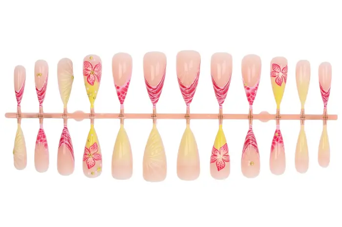24 faux ongles longs décorés de gravures florales en trois dimensions