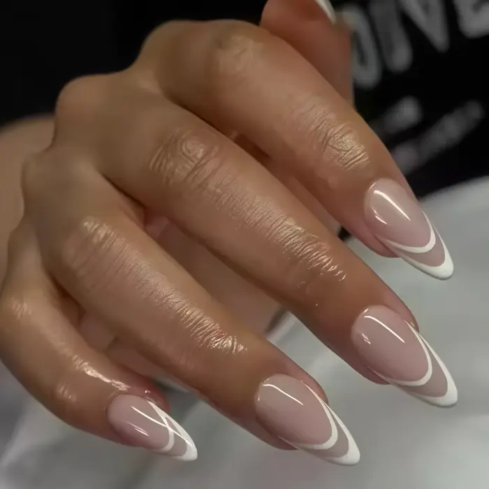 2026 24PCS Faux ongles neutres brillants, forme amande, dégradé rose nude, avec pointillages blancs et noirs, style French manucure mate