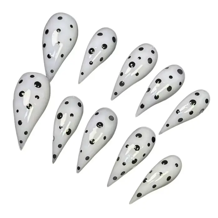 10 faux ongles classiques noirs et blancs à pois
