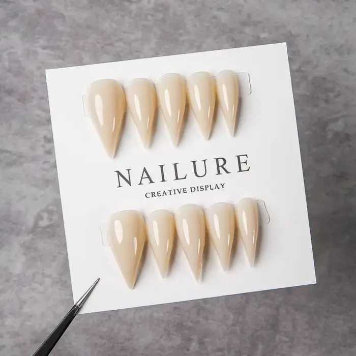 Faux ongles longs à talon aiguille couleur nude