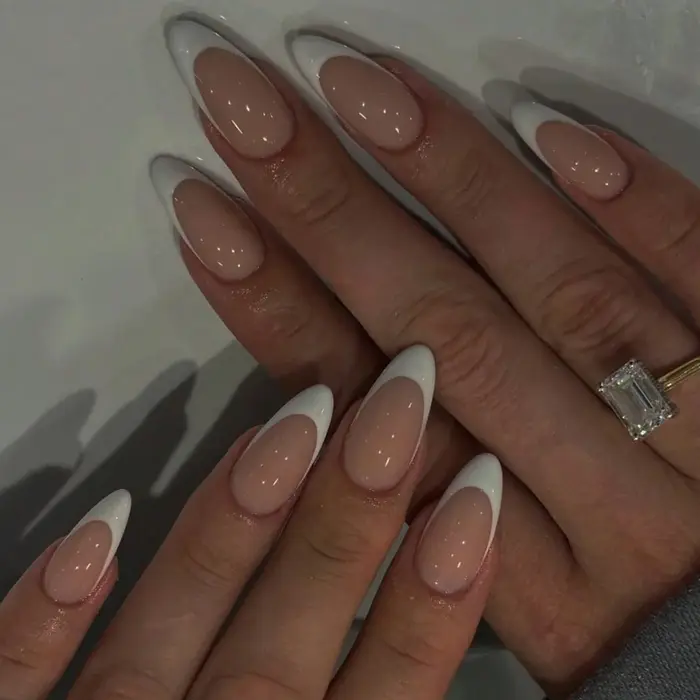 Transformez vos ongles avec 24 faux ongles longs en forme d'amande
