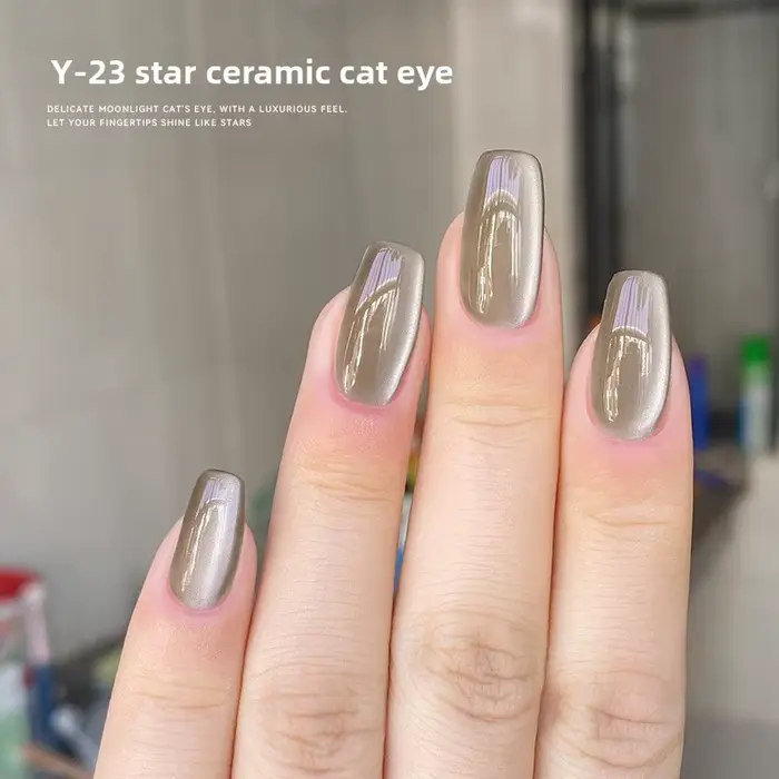 Vernis à ongles gel effet œil de chat en porcelaine blanc clair