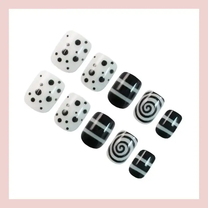 24 faux ongles courts carrés à motif géométrique rétro