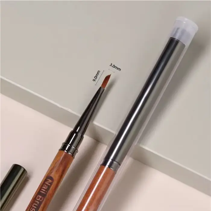Brosse à ongles triangulaire avec manche rond en bois