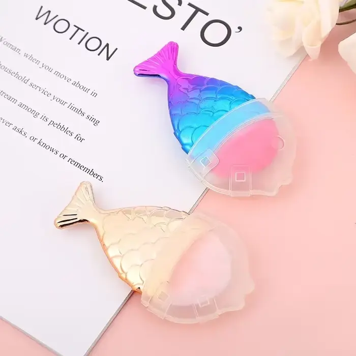 Brosse à ongles colorée en forme de queue de poisson