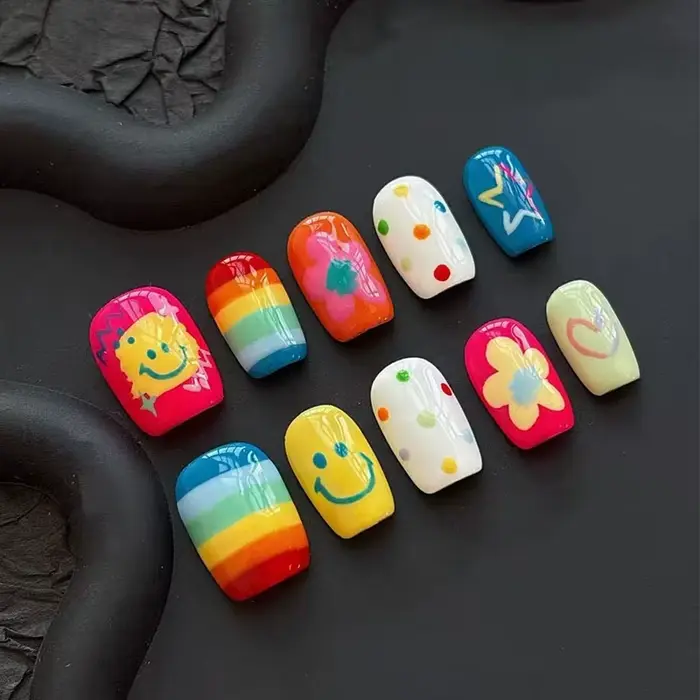 30 faux ongles amusants et mignons de style court à presser avec un design inspiré de la dopamine - 