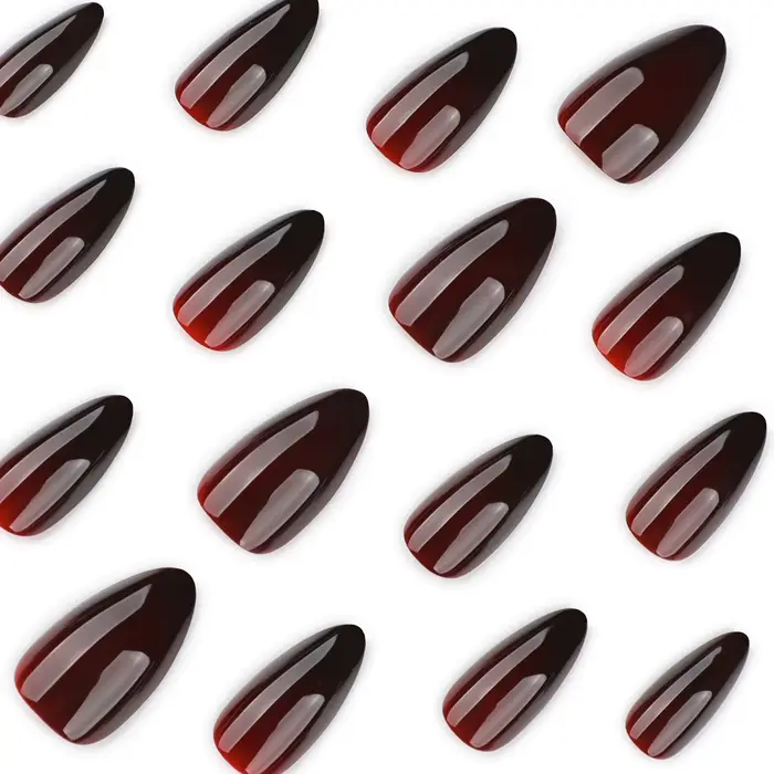 Presse gothique rouge foncé sur les ongles