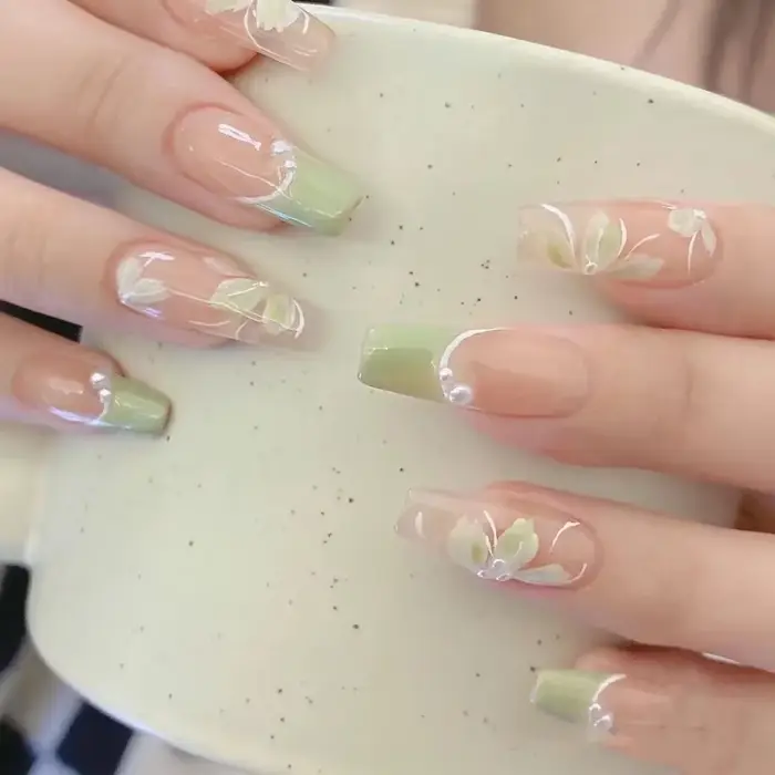Faux ongles printaniers délicats couleur menthe vert clair