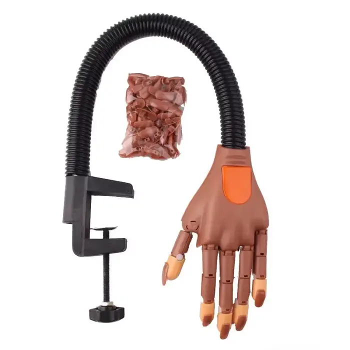 Main d'entraînement élégante pour la pratique du nail art, avec faux ongles en acrylique de luxe, on