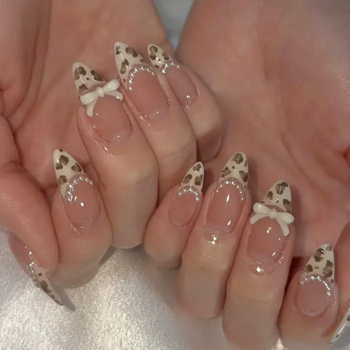 24 faux ongles nude en amande avec pointe française