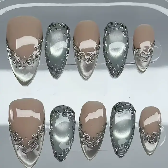 24 faux ongles argentés effet œil de chat avec motif baroque