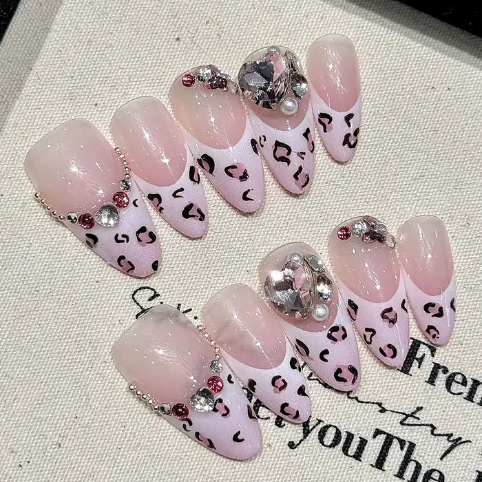 Faux ongles léopard, design œil de chat français