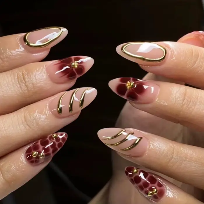 24 pièces de luxe or 3D presse florale sur les ongles amande vague métallique faux
