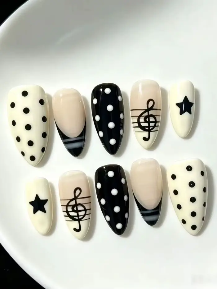 10 autocollants minimalistes pour ongles, thème musical, en blanc laiteux et noir contrastant, avec 
