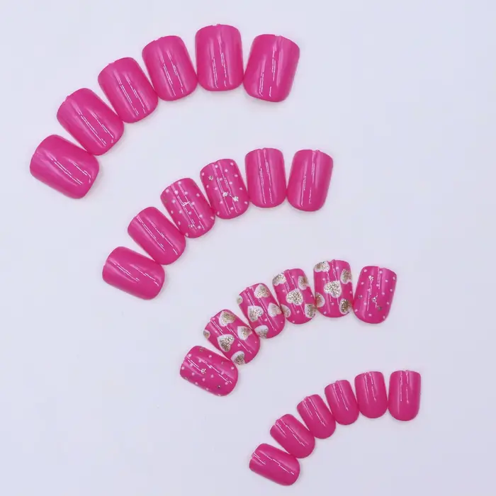 96 faux ongles courts carrés français pressés avec motif cœur