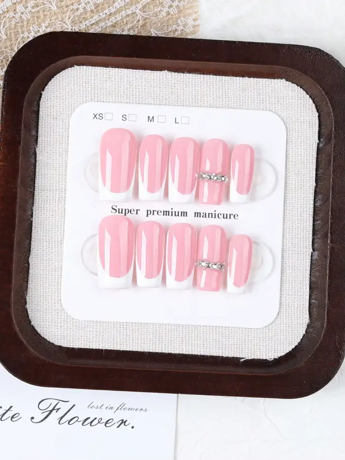 10 ongles rectangulaires de longueur moyenne