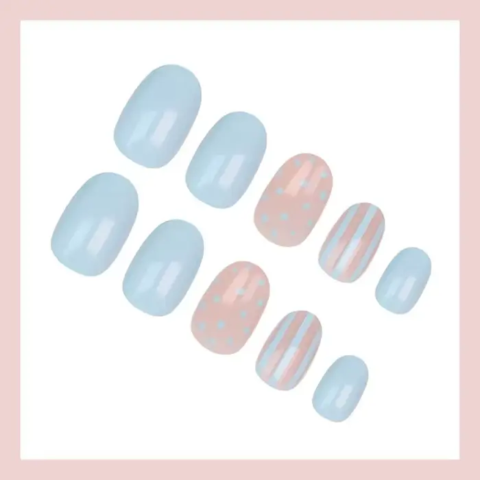 24 faux ongles carrés courts bleu clair et rose avec des rayures blanches en forme de points
