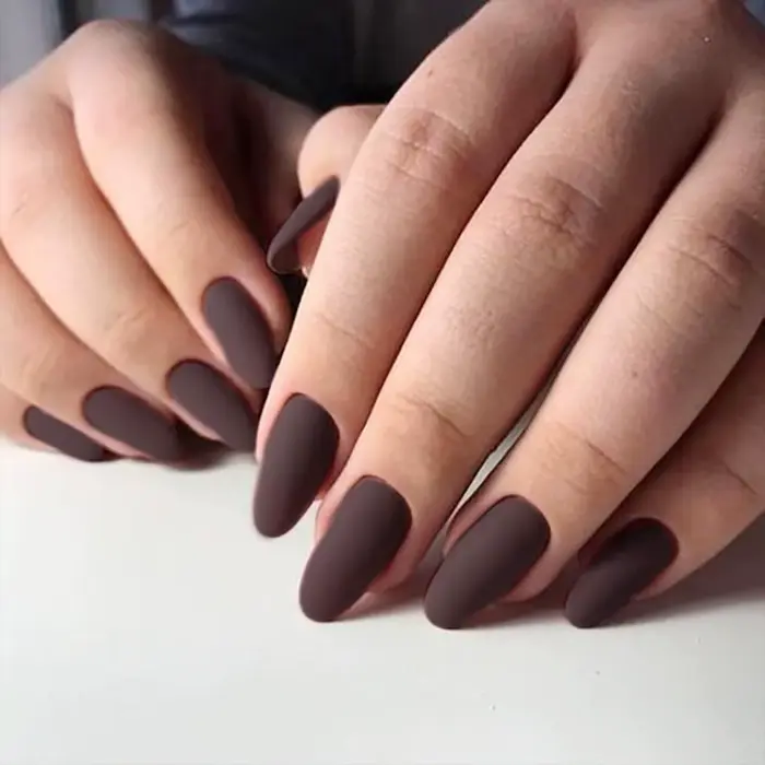 Faux ongles noirs d'amande mats