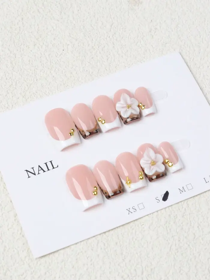 Ensemble de 10 faux ongles courts carrés rose nude style français