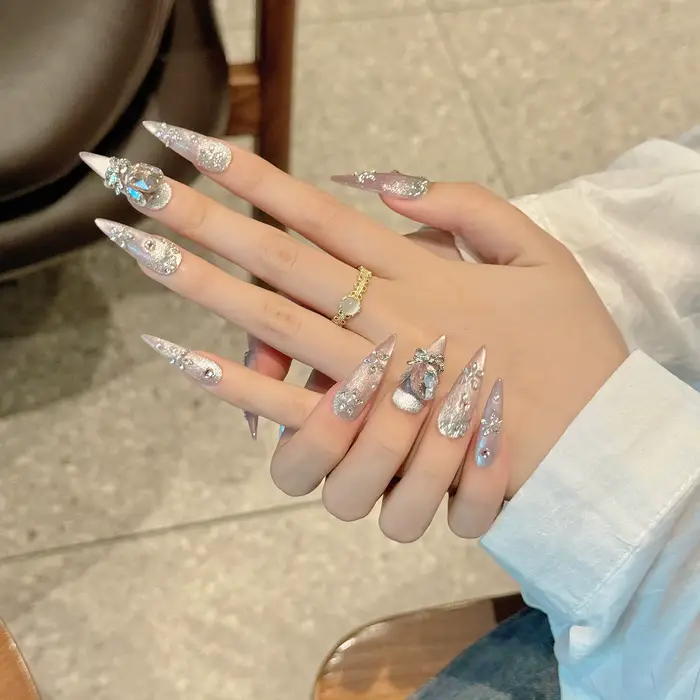 Presse à la main sur les ongles brillant rose oeil de chat faux