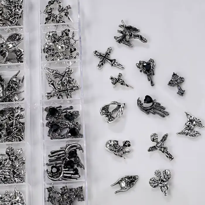12 Grille 3D Halloween Punk rétro alliage croix ongles breloques Y2k gothique métal pistolet noir argent crâne