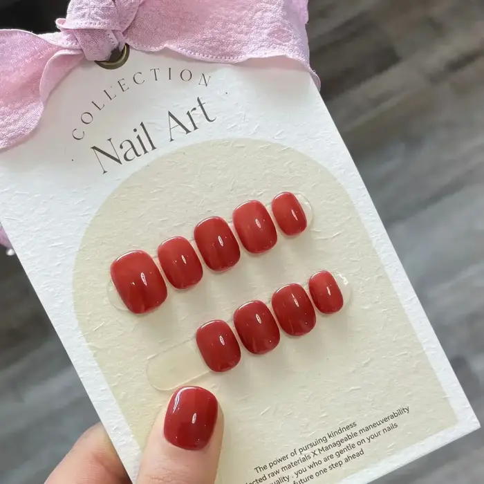 Faux ongles courts faits à la main
