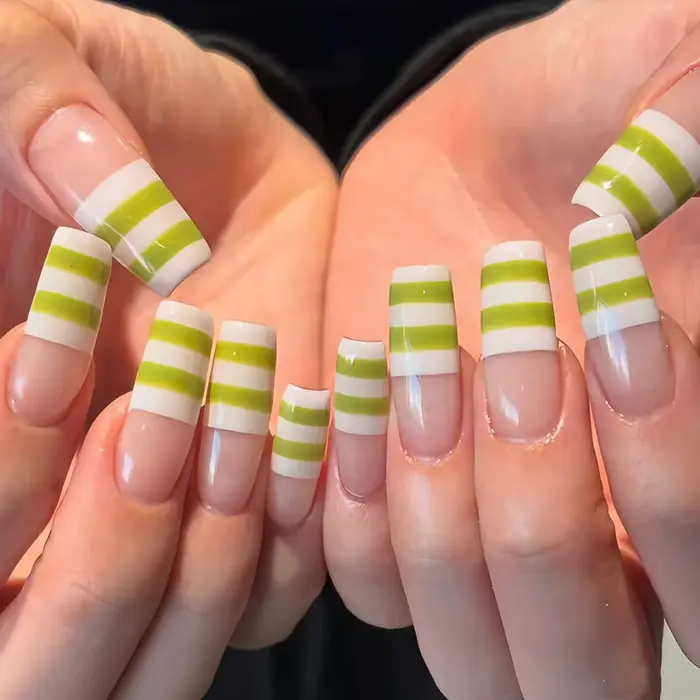 24 faux ongles longs carrés, rayures simples blanches et vertes, style français, à presser, tendance