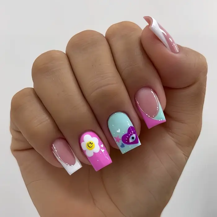 Un ensemble complet de 24 faux ongles carrés courts, en couleur bloquée avec des visages souriants c