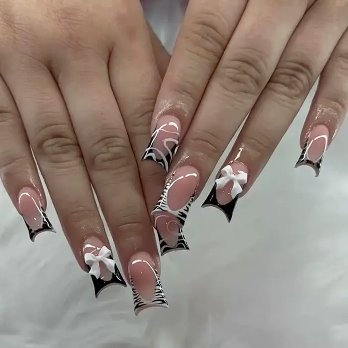 24 faux ongles bleus et noirs à blocs de couleur, style French Duckbill, avec rayures blanches, ongl