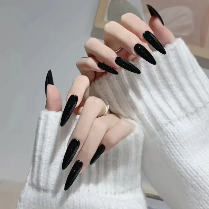 Faux ongles longs et pointus