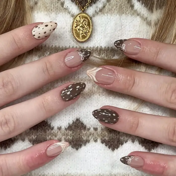 Faux ongles courts amande marron à presser