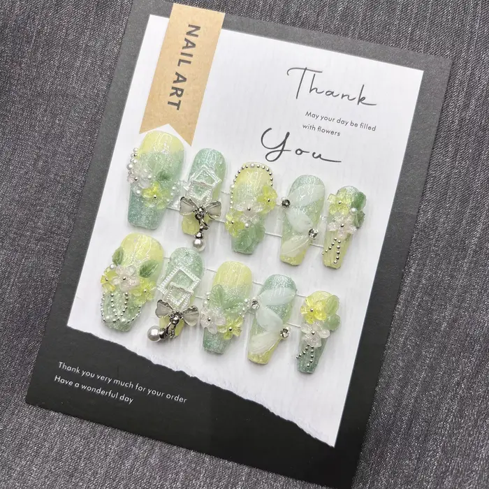 Clous à pression floraux verts doux d'inspiration naturelle avec botaniques en soie flexibles et dét