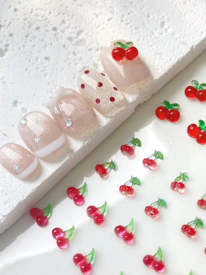 50 pièces de décorations d'ongles en résine de cerise rouge 3D de tailles variées