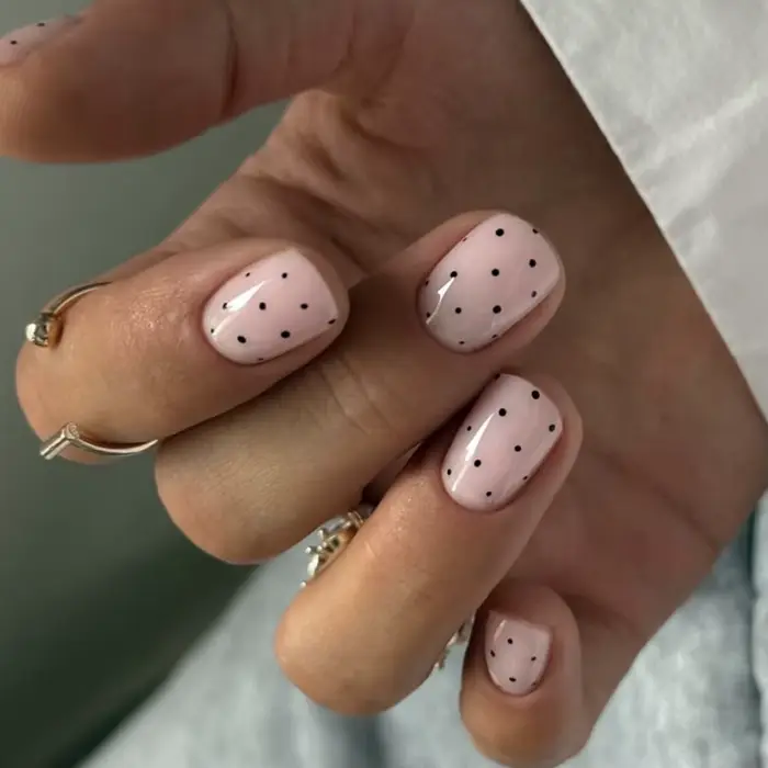 2025 Ins Simple presse sur ongles points noirs impression faux