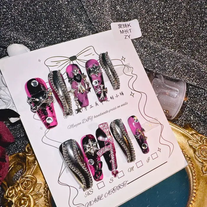 Gothique Punk - Style presse faite à la main - sur les ongles, design rose argent avec décor croix e