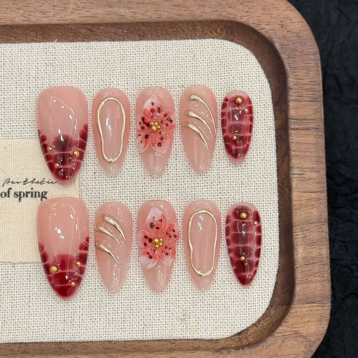 Presse à la main sur les ongles amande faux