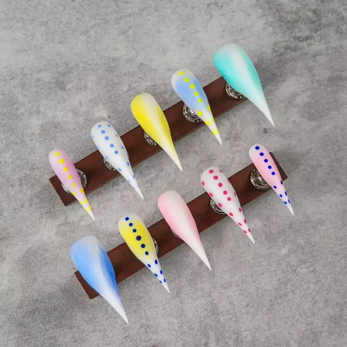 Faux ongles pointus en forme de griffes de dragon à pois macaron