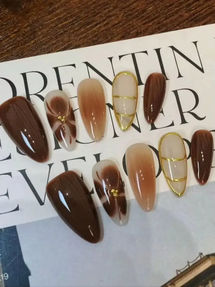 10 faux ongles en forme d'amande pressés à la main